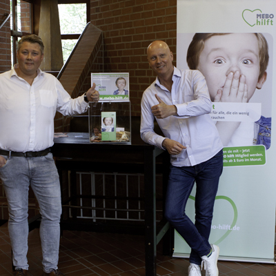 Nikolaj Lykke Jensen und Jörg Bonkowski spenden