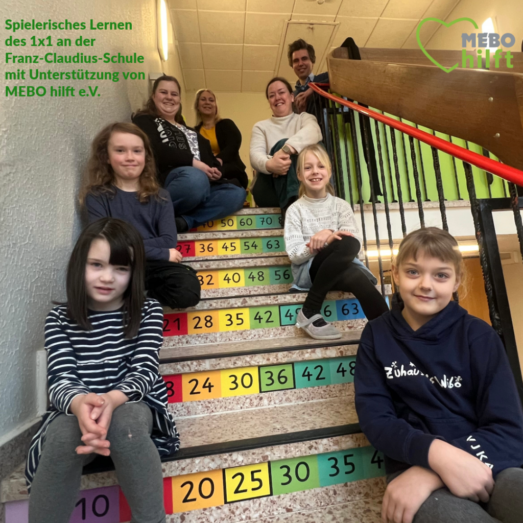 Wir, MEBO hilft e.V., haben der Franz-Claudius-Schule in Bad Segeberg Treppenfolien gesponsert, um das Lernen des 1x1 für die Schülerinnen und Schüler zu erleichtern.
